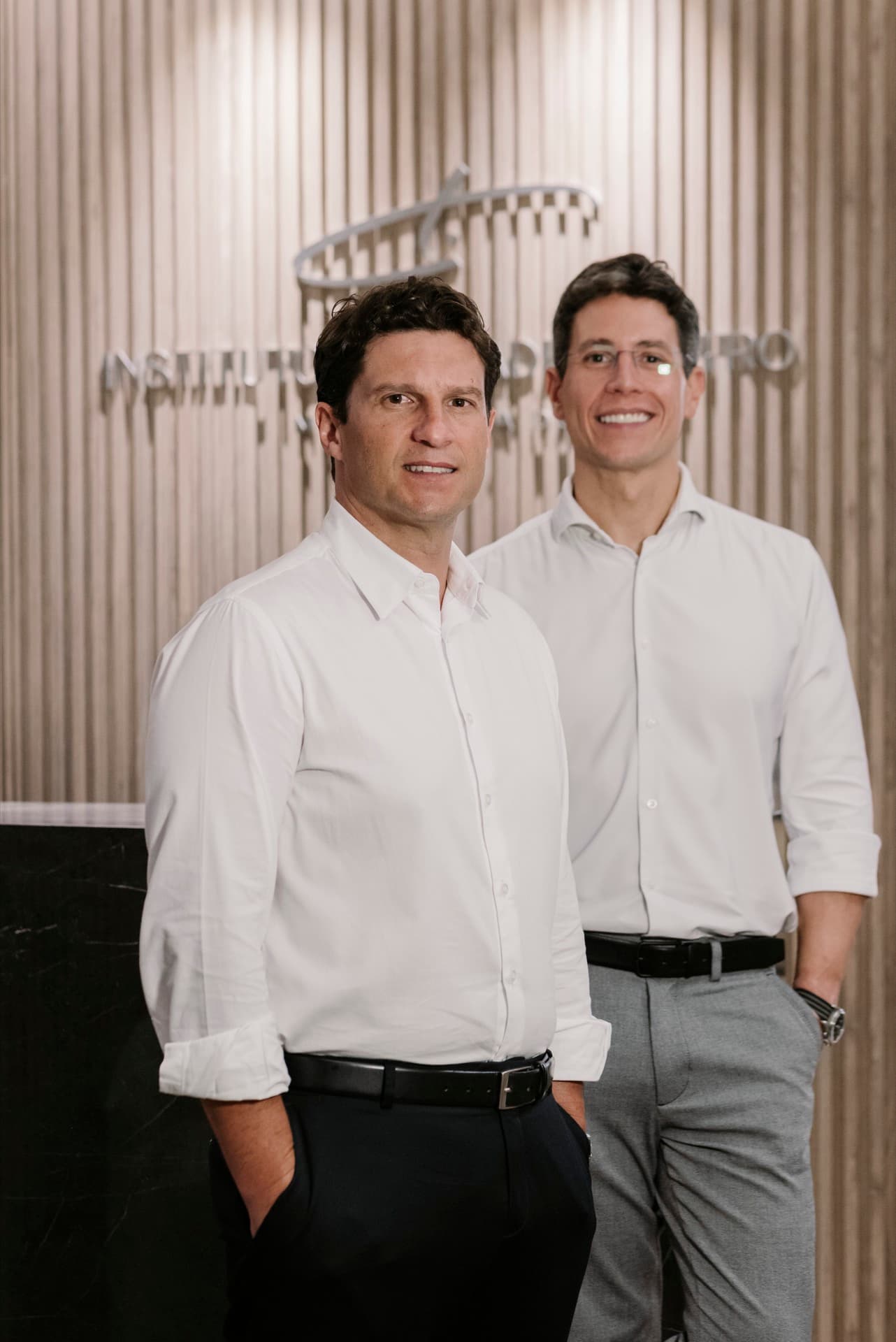 Drs. Carlos Trindade e Eduardo Castro atendendo paciente no Instituto Trindade Castro